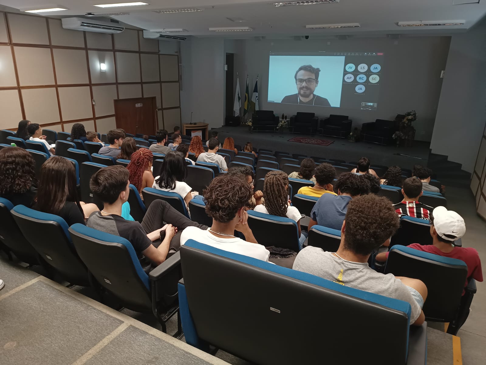 Alunos assistem palestra do Luiz via telão ao vivo Alunos assistem palestra do Luiz via telão ao vivo